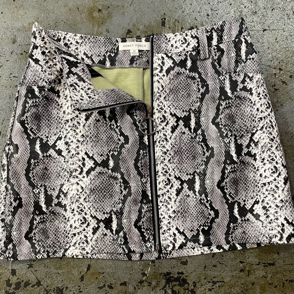 Honey Punch Black and Gray Animal Print Snake Pattern Mini Skirt Size Medium